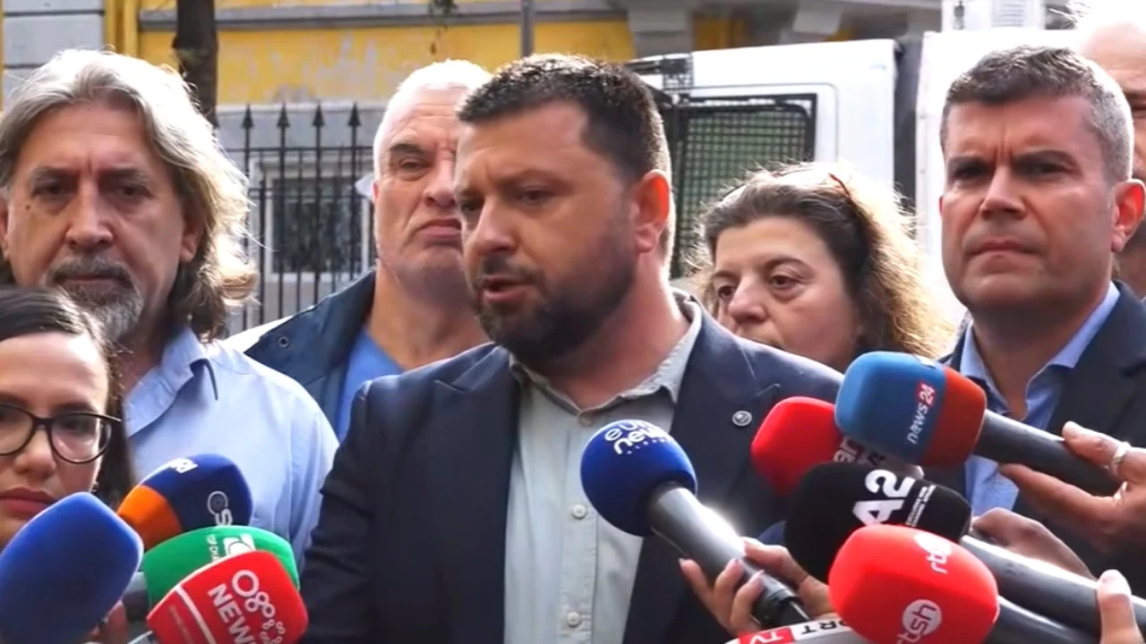 kallezim-ne-spak-per-dhunen-e-policise-ndaj-protestuesve-nje-grup-akademikesh-po-kerkohet-te-imponohet-heshtja