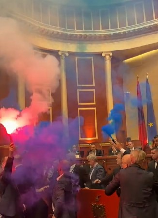 Ismaili për tensionet në Kuvend  PD së i ka dalë tymi me kohë