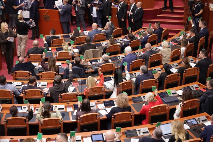 Seancë e tensionuar e Kuvendit  miratohen pa diskutime projektligjet e rendit të ditës