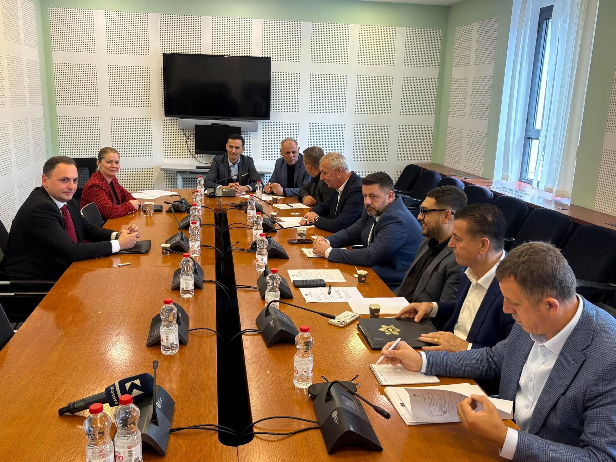 Petrit Ajeti raporton para Komisionit për Mbikëqyrjen e AKI së