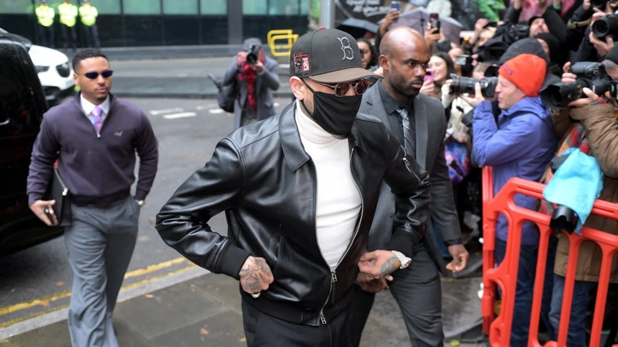 Chris Brown i shpëton burgut pasi goditi një burrë në kokë me shishe