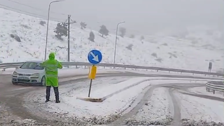 Ministria e Transportit: Të gjitha rrugët janë të kalueshme, atje ku bie borë po pastrohen vazhdimisht