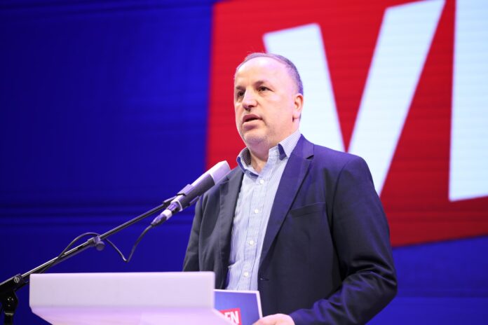 Adnan Azizi: Ftoj të gjithë shqiptarët t’i lënë anash ndarjet partiake, t’ia zgjasim dorën njëri tjetrit dhe të jetojmë si vëllezër