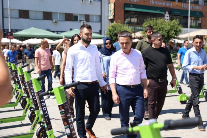 Bilall Kasami prezenton 100 trotineta elektrikë – fillon epoka e re e lëvizjes urbane në Tetovë