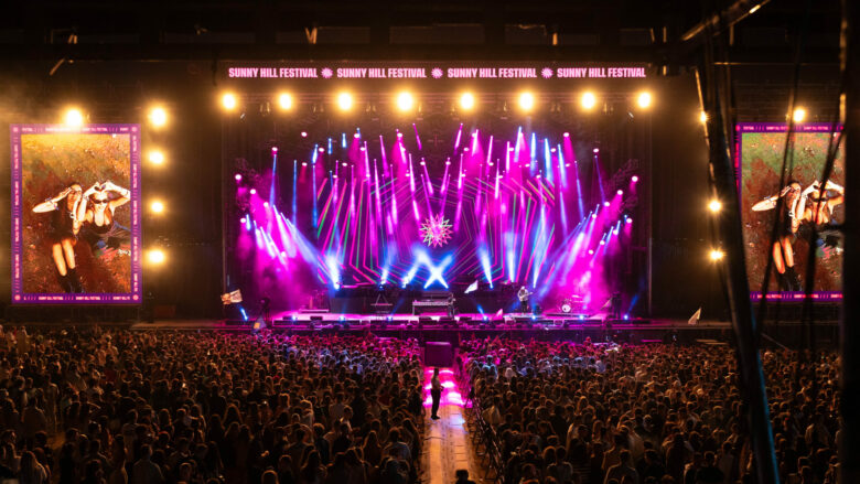 “Sunny Hill Festival” nis sot në Prishtinë – Dua Lipa hap festivalin me performancë madhështore