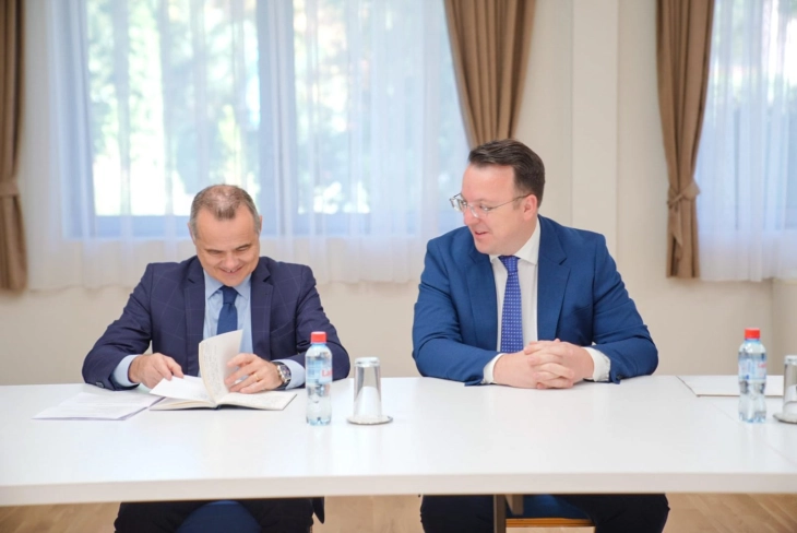 Mundësitë për fillimin dhe avancimin e projekteve të rëndësishme infrastrukturore prezantohen para biznesmenëve francezë