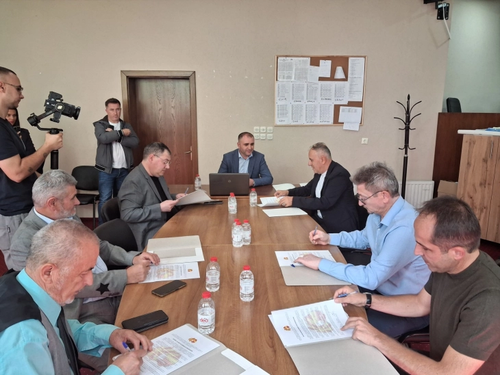 Gjashtë nga nëntë kandidatët për kryetar të komunës së Strugës nënshkruan Kodeks për zgjedhje të drejta dhe demokratike