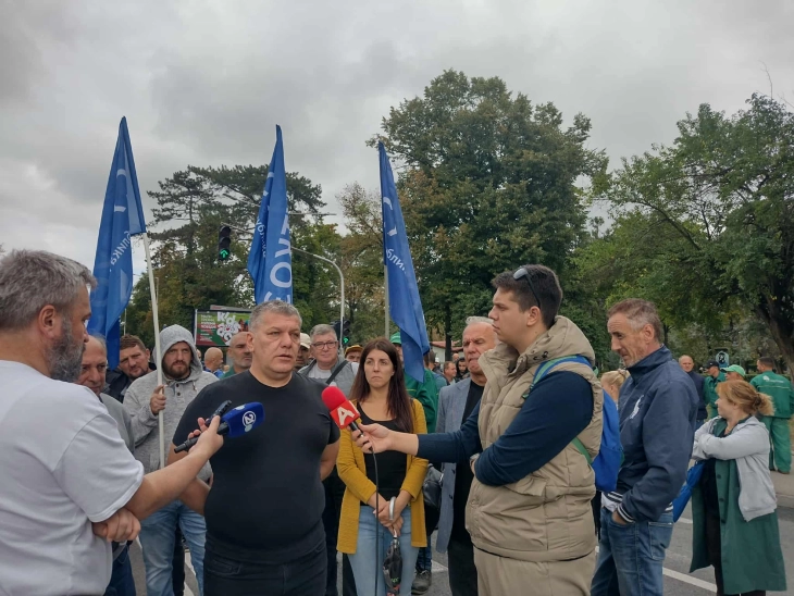 Të punësuarit në NP “Parqe dhe gjelbërime”, “Florakom” dhe “Luna” protestuan, nëse nuk jepen paga, prej nesër sërish në protestë