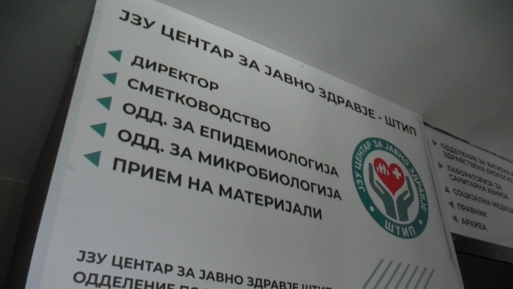 Shtatëmbëdhjetë raste të helmimit në një dyqan për sanduiçë në Shtip, te disa prej tyre salmonelë e izoluar