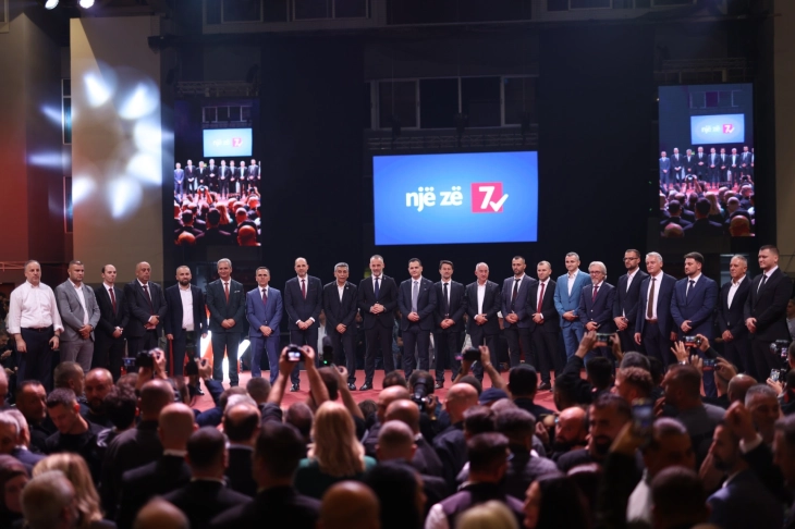 VLEN: Mbrëmë zemra e shqiptarëve rrahu aq fort, saqë asnjë sallë nuk i mbante dot