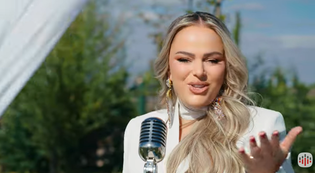 Adelina Spahija sjell hitin “Dasma”, atmosferë festive dhe ritme që ndezin publikun