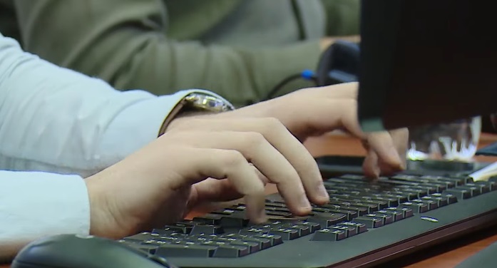 Reformat në administratë/ Nga viti 2027, zyrtarët publikë me 120 orë trajnim dhe testim profesional