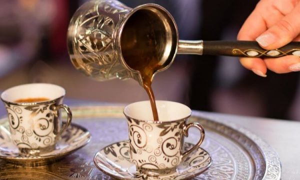 Zbuloni 4 arsyet më të pazakonta se pse është mirë të pini kafe