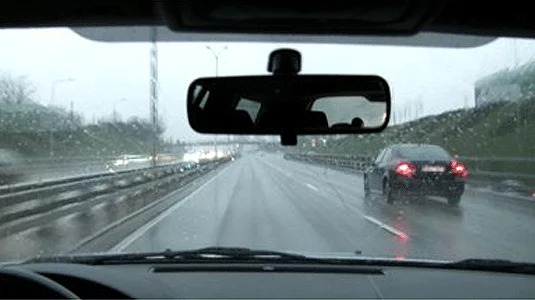 Trafiku në rrugët shtetërore po zhvillohet pa probleme në rrugë me lagështi