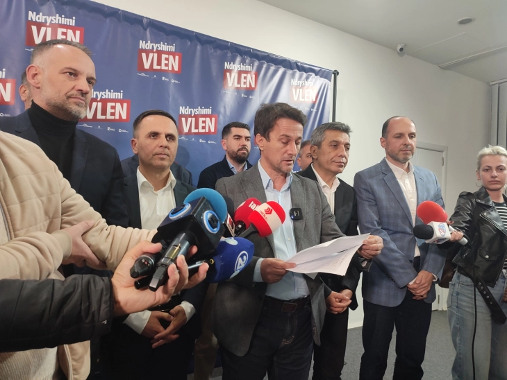 Ndonëse në vota popullore AKI doli e para, Bashkim Bakiu me krerët e VLEN–it kërkojnë dorëheqjen e Ahmetit