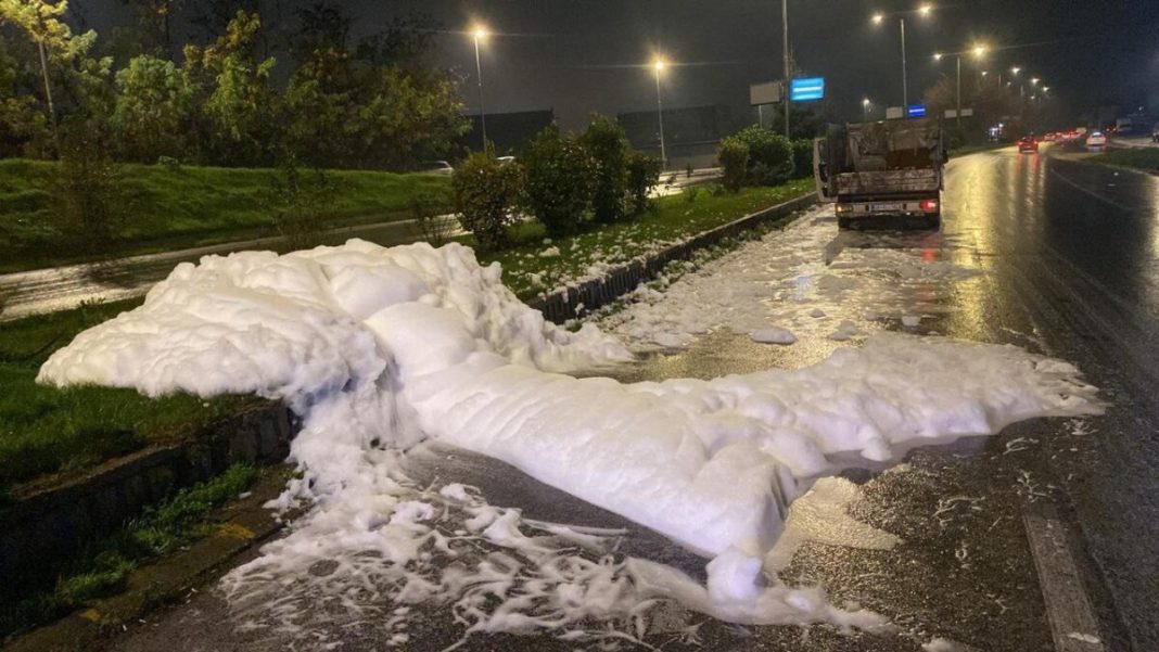 incident-ekologjik-ne-gazi-babe-te-shkupit-identifikohet-kompania-qe-derdhi-substance-te-bardhe-ne-rruge