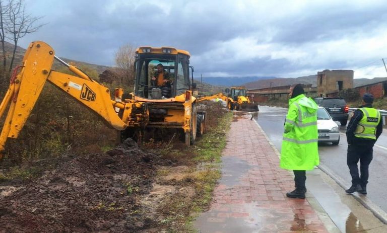 ministria-e-mbrojtjes-po-punohet-per-hapjen-e-rrugeve-te-bllokuara-nga-rreshqitjet