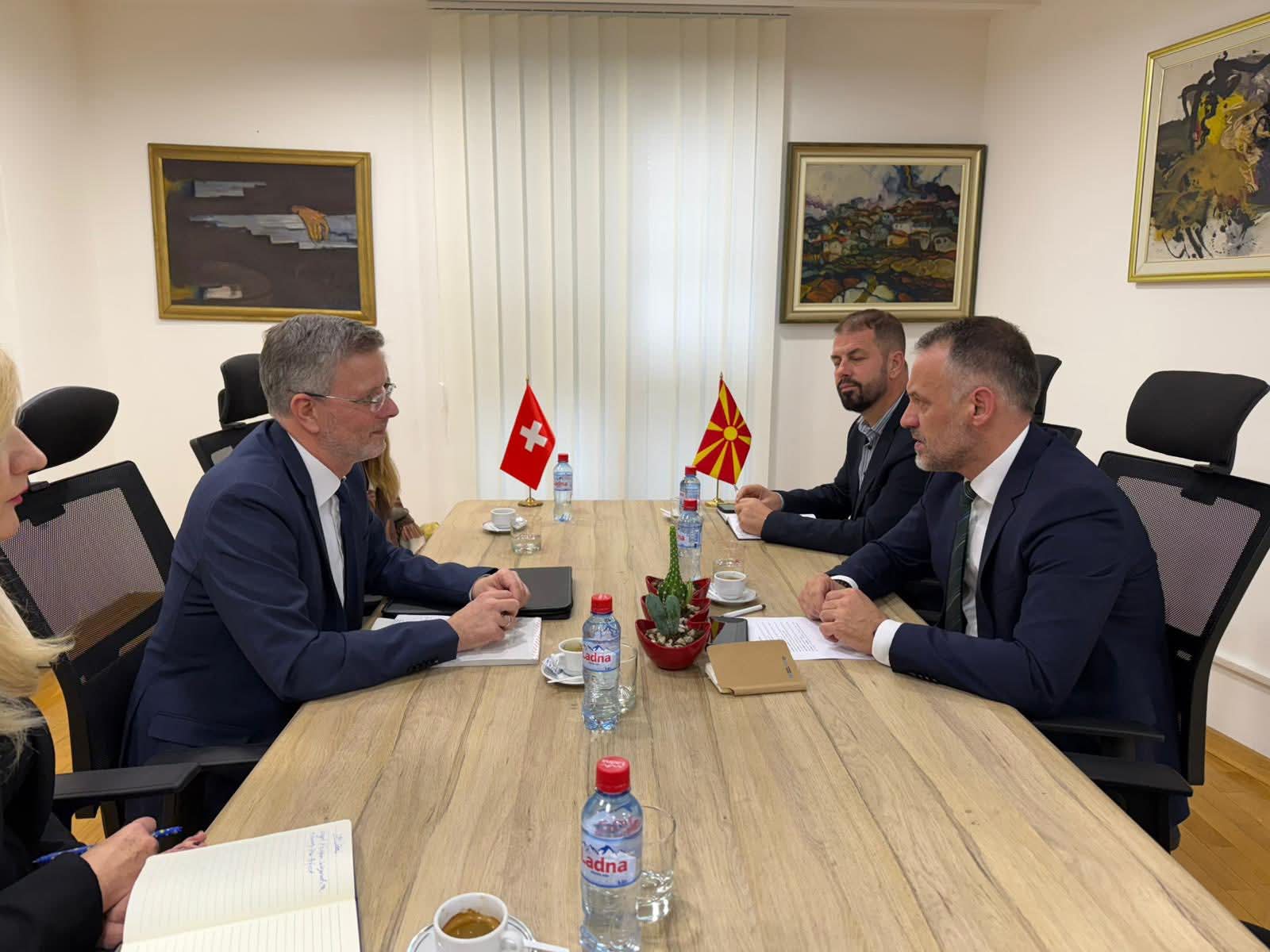 Zëvendëskryeministri Fetai në takim me ambasadorin zviceran Sommer