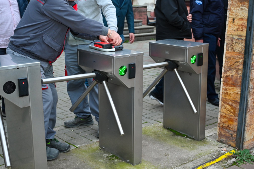Kryetari i ri i Qytetit të Shkupit heq rampat, a po bëhet më i qasshëm për qytetarët?