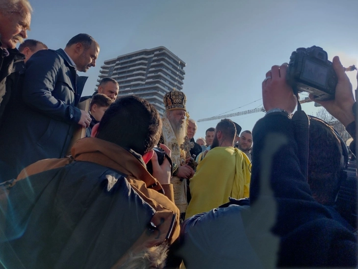 Darko Mitroviq e nxori kryqin nga ujërat e Vardarit në Shkup