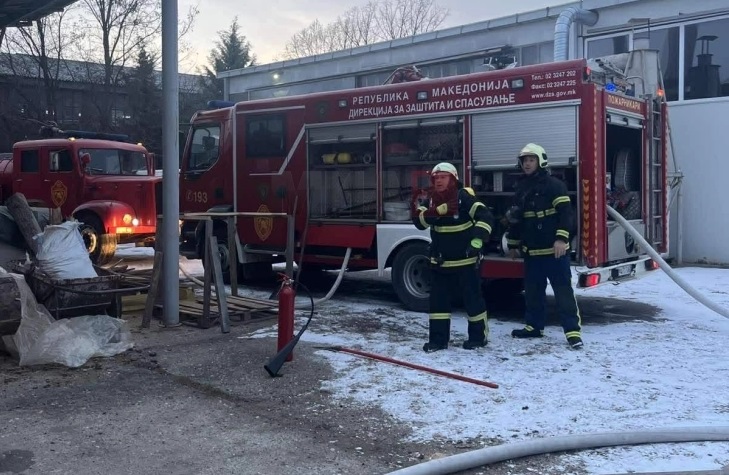 Janë djegur dy salla të sipërfaqes së magazinave të konfeksionit në Kavadar