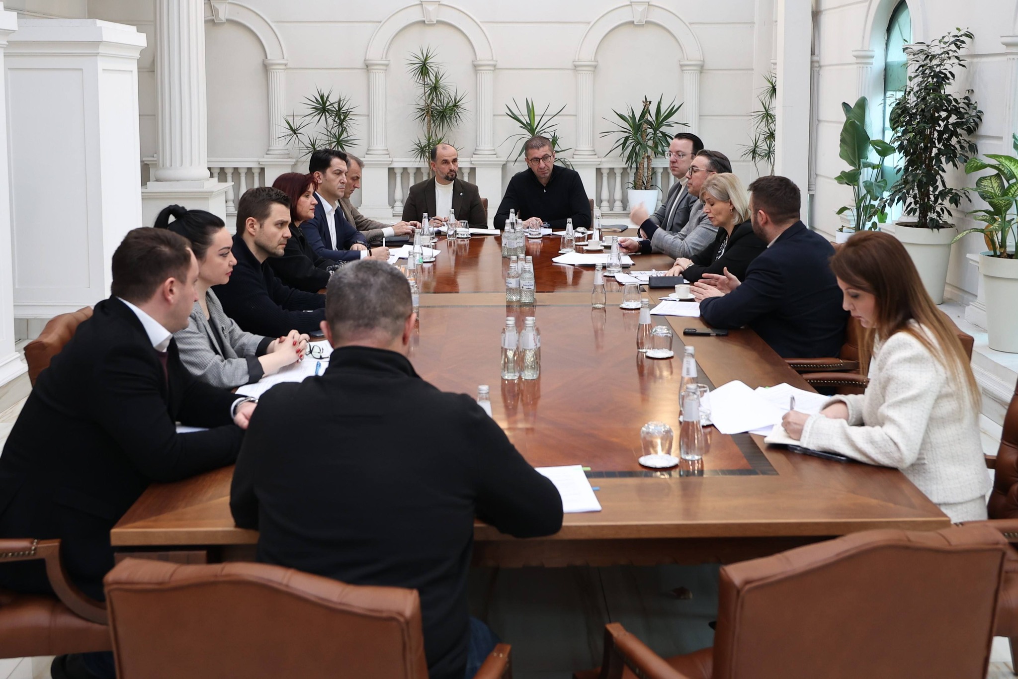 Mickoski mbledh ministrat, vazhdojnë përpjekjet për të përmbushur kriteret e BE-së