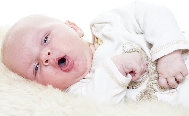 Si ta ndaloni kollën tek bebet me metoda natyrale?