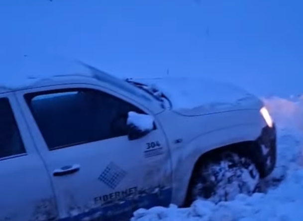 Shpëtohen dy punonjës të një operatori që kishin mbetur të bllokuar në borë