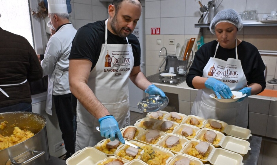 Gjorgjievski në kuzhinë, i bashkëngjitet organizatës humanitare për të përgatitur mbi 200 vakte për qytetarët në nevojë