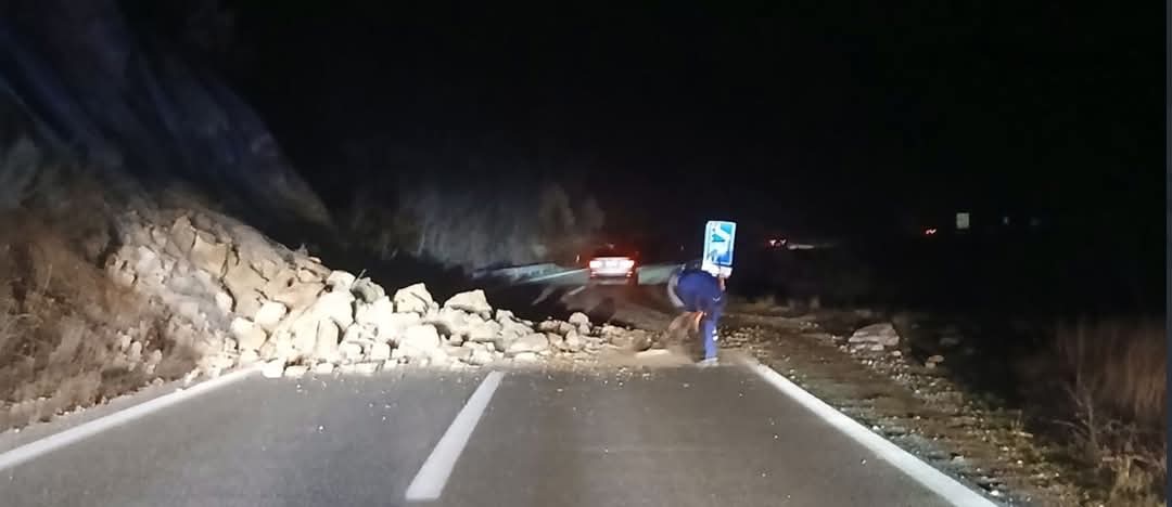 Rënie shkëmbinjsh në rrugën Shkup-Veles