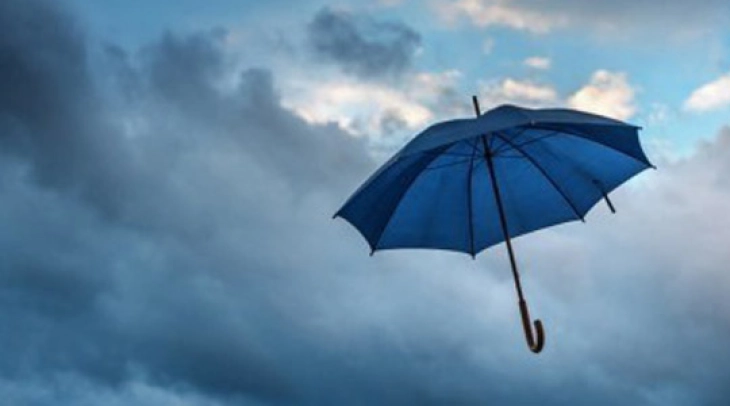 Mot me vranësira të ndryshueshme, reshje të lehta lokale shiu dhe bore