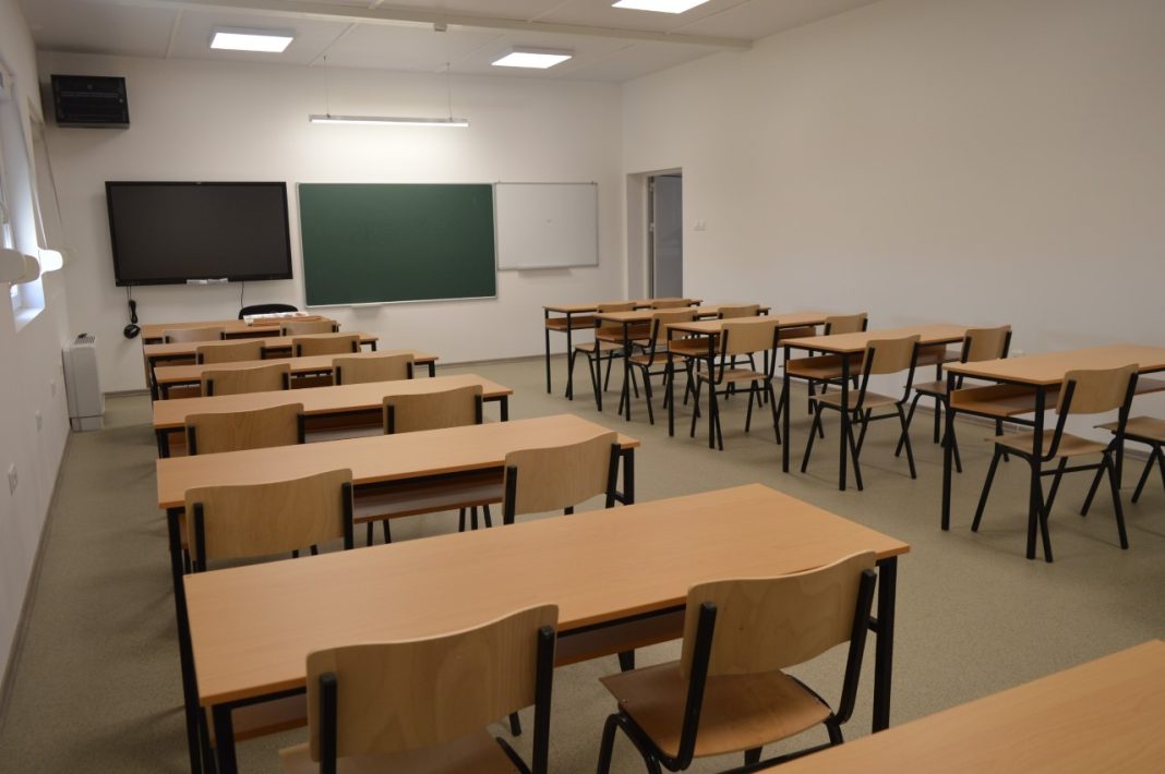 Rreth 18 mijë punonjës të arsimit fillor mbeten pa rrogat e janarit  paralajmërohet grevë