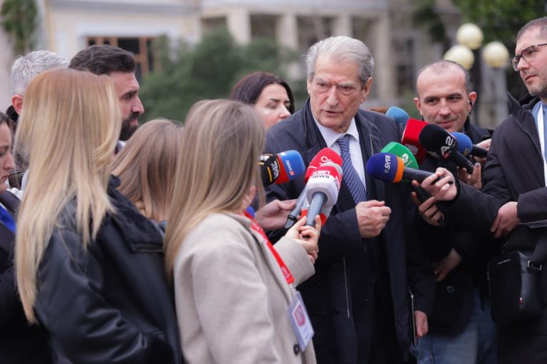 berisha-fton-qytetaret-te-dalin-ne-rruge-proteste-kunder-ligjit-qe-mbron-edi-ramen