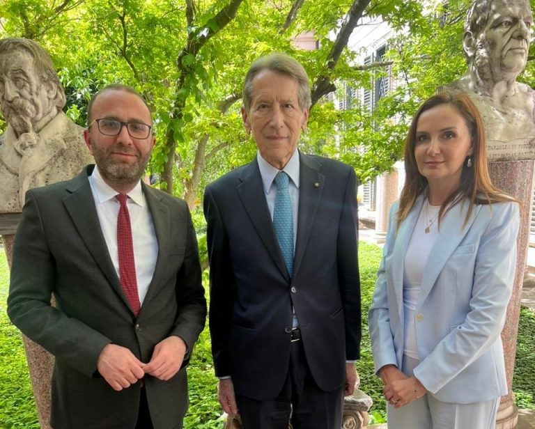 Bardhi e Tabaku priten nga senatori Terzi  Mazhoranca ka cenuar shtyllat e shtetit demokratik