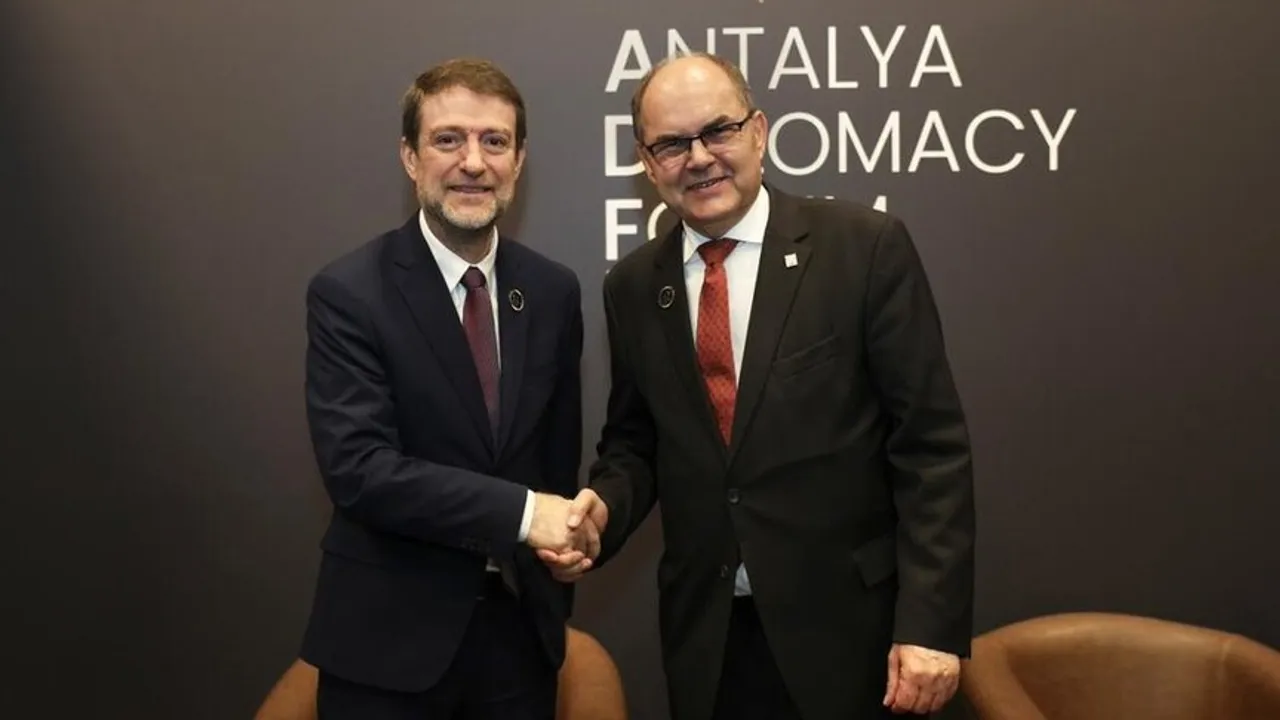 Kryediplomati i Shqipërisë  Hoxha  Mbështesim fuqishëm sovranitetin territorial të BeH së