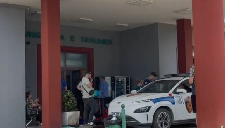 mbeten-te-lenduar-nga-shperthimi-ne-tepelene-si-paraqitet-gjendja-shendetesore-e-dy-te-rinjve-te-trauma