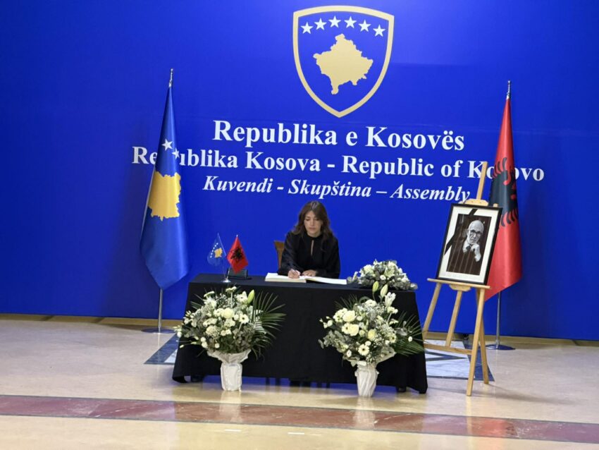 Haxhiu bën homazhe dhe shkruan në Librin e Zisë në nderim të jetës dhe veprës së akademik Rexhep Qosja