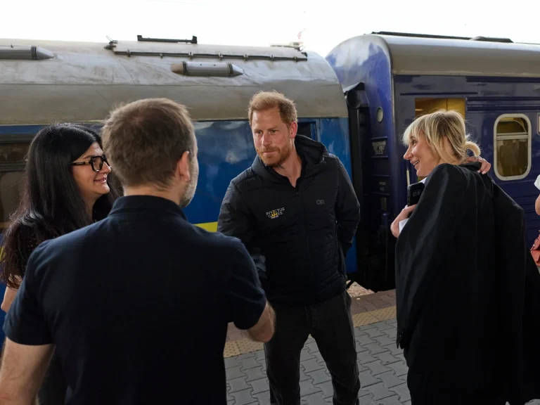 Princi Harry në vizitë të papritur në Ukrainë  Bota nuk duhet ta harrojë luftën