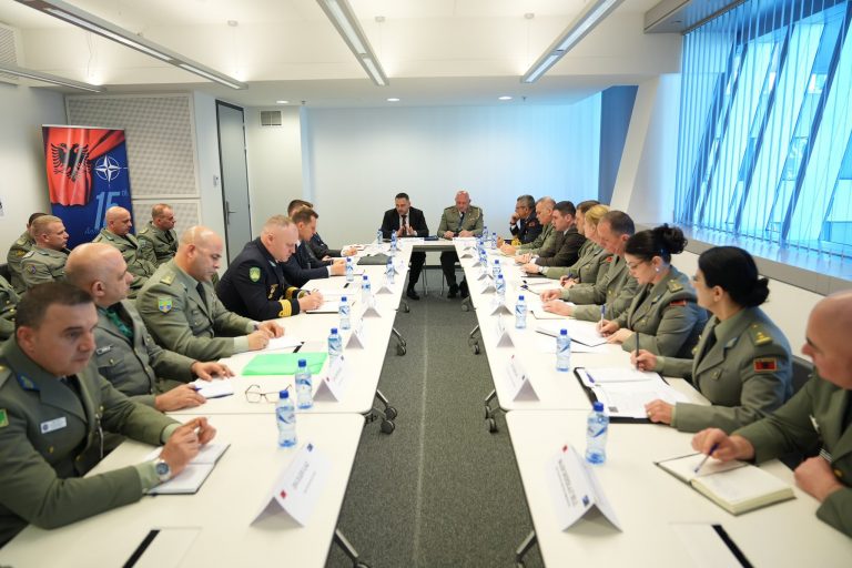 Nufi në Bruksel me personelin e misionit të Shqipërisë në NATO  Shembull profesionalizmi dhe përkushtimi