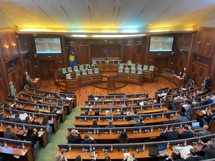 Kuvendi mblidhet për dy seanca  njëra i kushtohet Rexhep Qosjes