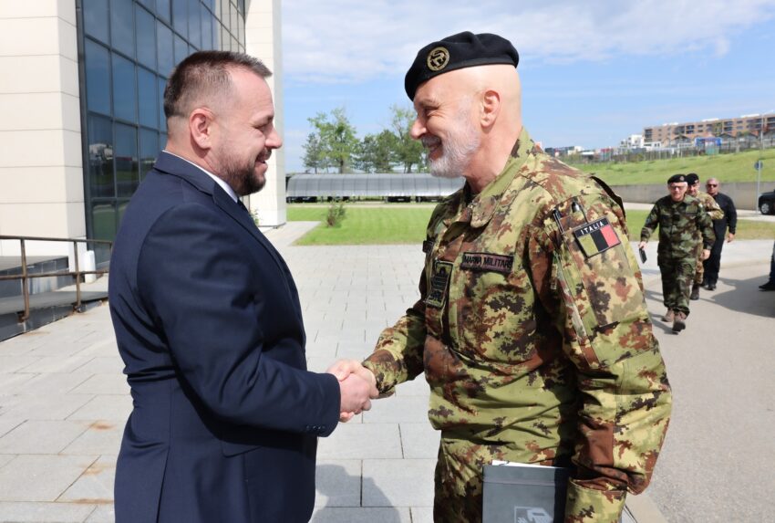 Maqedonci në takim me zyrtarë të NATO s  thekson synimin për anëtarësim në BE