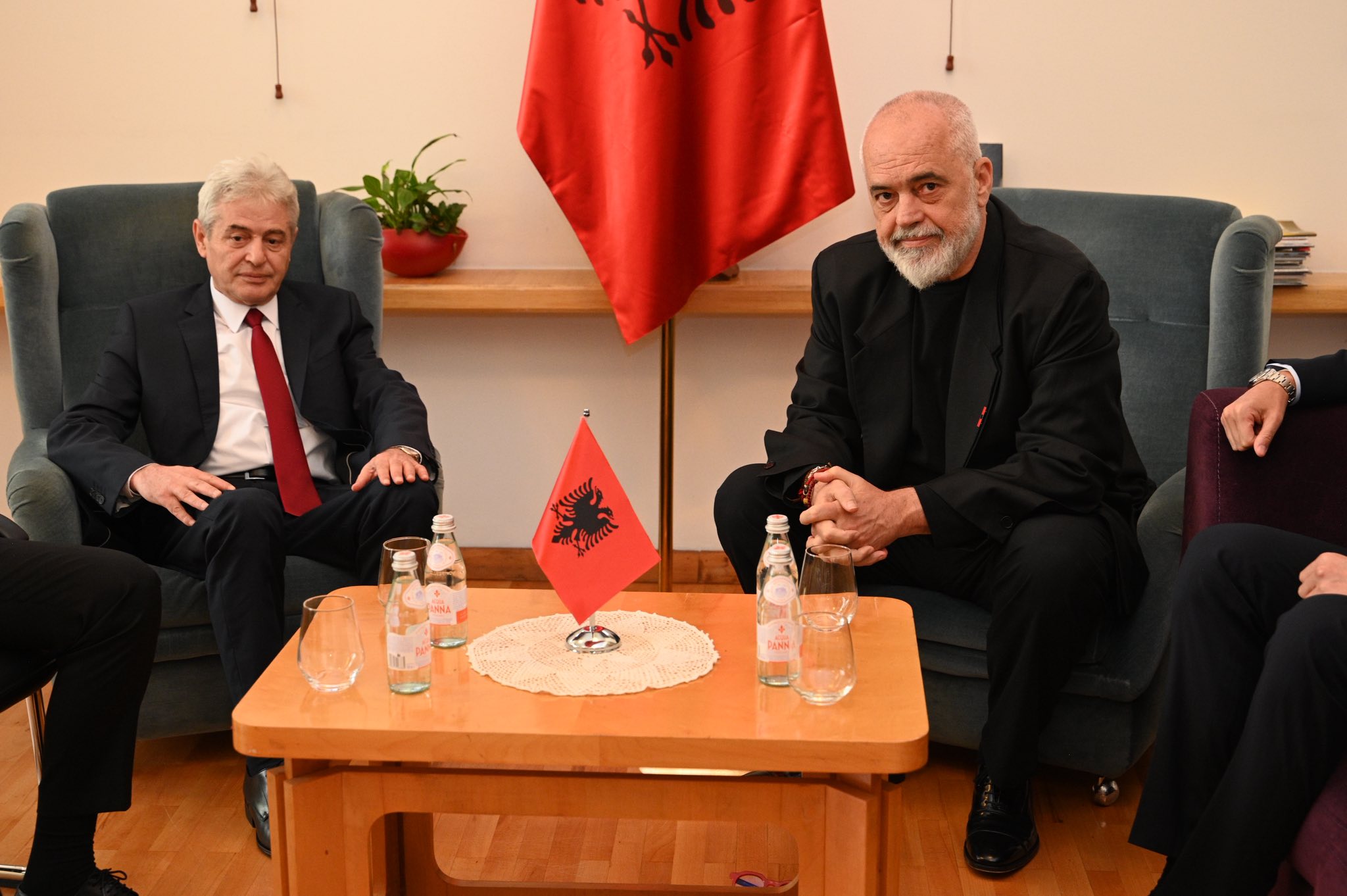 Ahmeti flet me Ramën për bashkëpunim ndërshqiptar e përspektivën për në BE