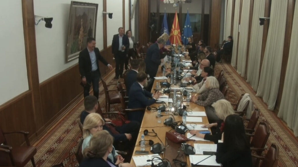 Deputetët e FE-së braktisin debatin në komision për shfuqizimin e Qeverisë teknike