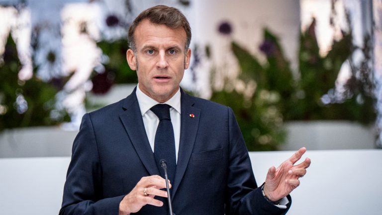 Macron u kërkon të rinjve shkëputjen nga ekranet dhe shijimin e jetës reale