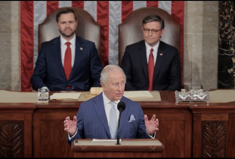 humor-ne-shtepine-e-bardhe-charles-iii-dhe-trump-shkembejne-batuta-ne-darken-shteterore