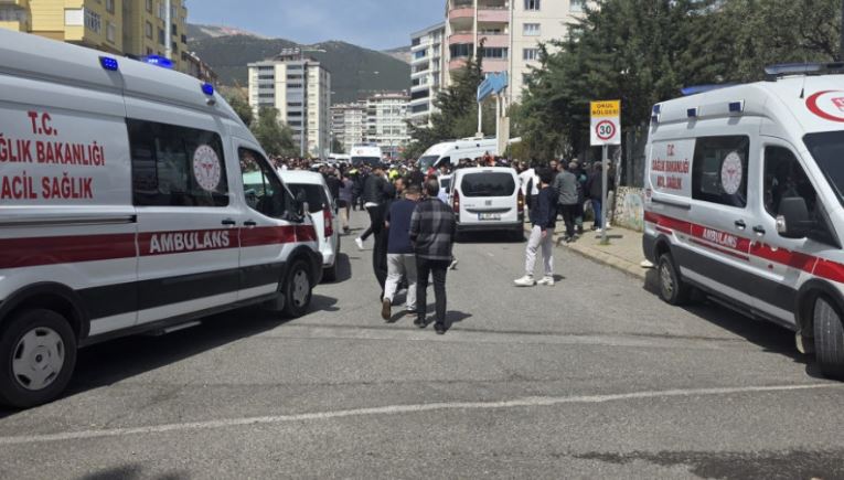 Shkon në 10 numri i viktimave nga sulmi me armë në Turqi  vdes edhe një nxënës i plagosur