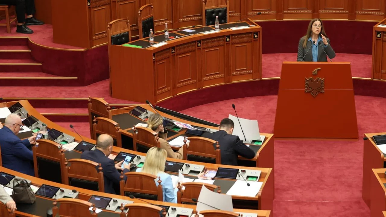  Erdhe ti dhe shpike rrotën   Debat mes Zhupës dhe Kumbaros për licencën e mësuesit  ministrja  Asnjë arsimtar nuk po hiqet nga puna