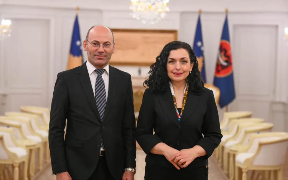 Kurti dhe Haxhiu fillojnë  fshesën  në diplomaci  Shkarkohet ambasadori Miftaraj