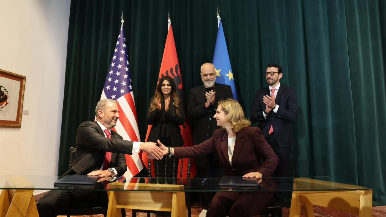 Shqipëria firmos marrëveshjen 6 miliardë USD me SHBA për gazin  Rama  Vlora kthehet në pikë kritike për energjinë
