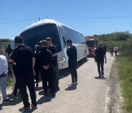 autobusi-me-nxenes-ngec-ne-kanal-pas-vizites-ne-manastirin-e-zvernecit-nderhyn-zjarrfikesja